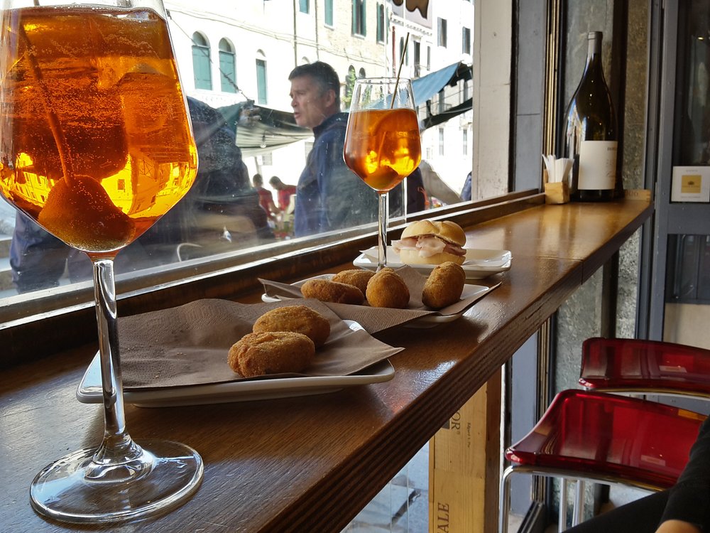 Spritz e cicchetti al bancone